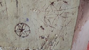 Daisy wheel design found on a pillar.
