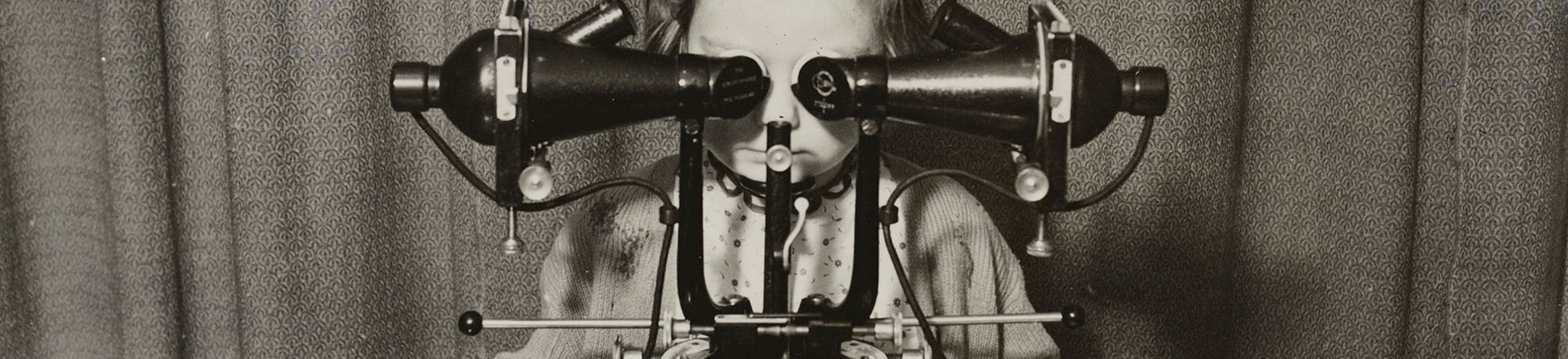 A child sitting at the synoptoscope