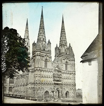 Archive photo showing a cathedral with three spires.
