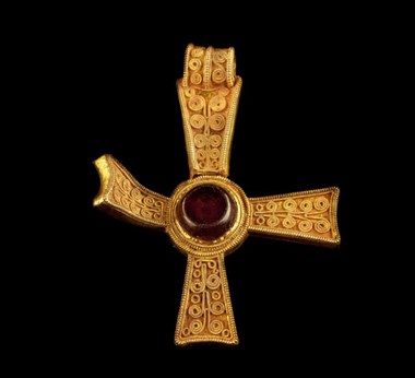 Cross pendant 588. Courtesy of The Potteries Museum & Art Gallery, Stoke-on-Trent