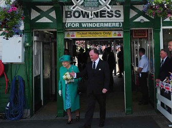 Queen Elizabeth II accompanied by Bill Bewley, Chairman of Windermere Lake Cruises arrives at Bowness on Windermere pier, Cumbria. © REUTERS / Alamy Stock Photo